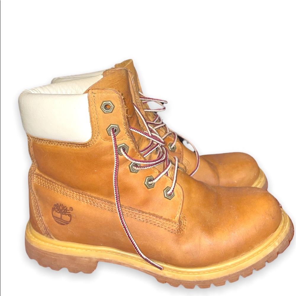 Womens Timberland boots with white detail size 7.5M